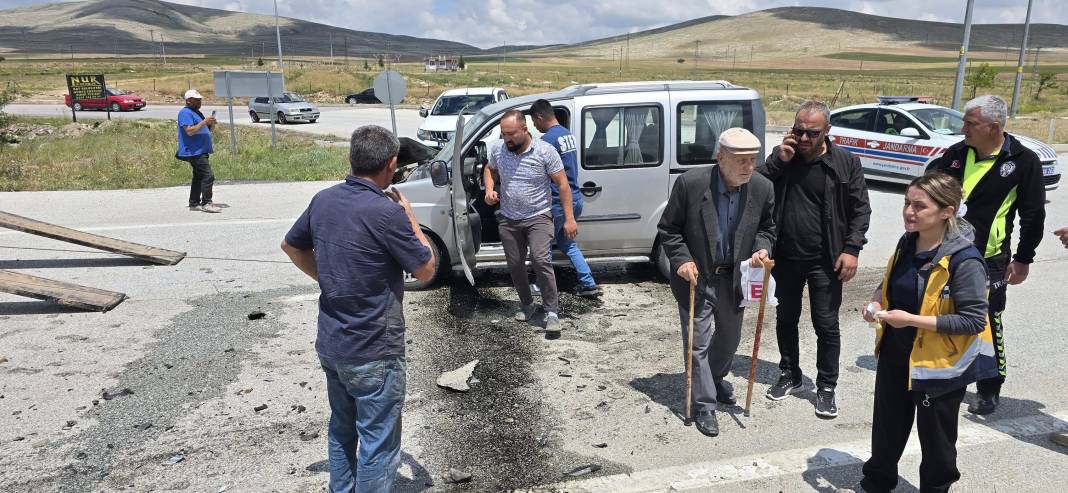 Konya’da iki araç çarpıştı, 3 kişi yaralandı 4
